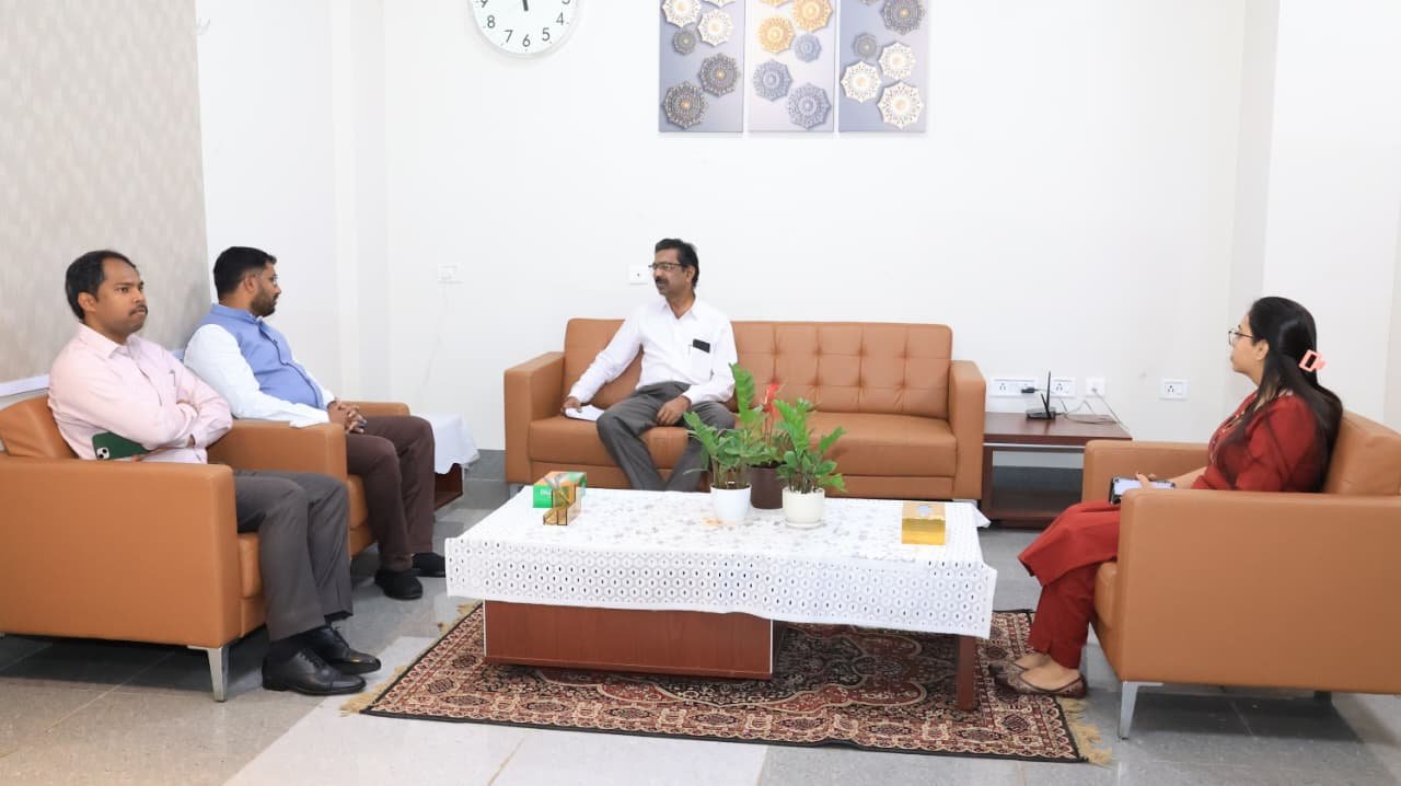 జిల్లా క‌లెక్ట‌ర్ తో   ఎల‌క్ష‌న్ సాధార‌ణ  అబ్జ‌ర్వ‌ర్ బేటి  మున్స‌పిల్ ఎన్నిక‌ల నిర్వ‌హ‌ణ‌కు  చేప‌ట్టిన ఏర్పాట్ల పై వివ‌రించిన జిల్లా క‌లెక్ట‌ర్ రిజ్వాన్ భాషా షేక్